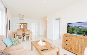 una sala de estar con un televisor y una mesa en Awesome Apartment In Rechlin With Sauna, en Rechlin