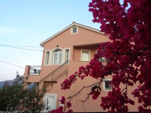 The building in which the holiday home is located