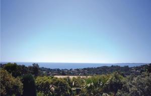 Blick auf das Meer von einem Hügel mit Bäumen in der Unterkunft Cozy Home In Les Issambres in Les Issambres