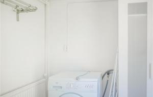 een wasruimte met een wasmachine en droger. bij Awesome Home In Ljungby With Kitchen in Bolmen