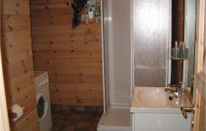 een badkamer met een wastafel en een wasmachine bij 4 Bedroom Amazing Home In mli in Felli