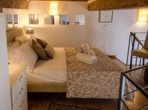 1 dormitorio con 1 cama con 2 almohadas en Acacia Firenze - The Verde en Florence