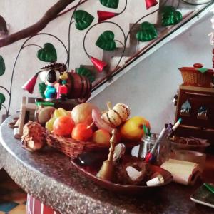 a table with a basket of fruit on a counter at La Posada del Cucú in Salento