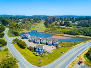 布拉格堡海滨别墅酒店 的享有河流的空中景色,设有房屋和道路