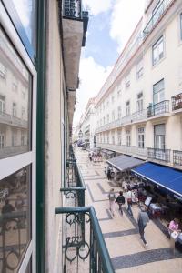 リスボンにあるClassic Lisbon Downtown Apartmentの建物のバルコニーから見た通りの眺め