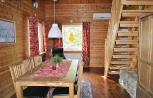 Frösekeにある4 Bedroom Gorgeous Home In Frsekeのダイニングルーム(テーブル、椅子、窓付)