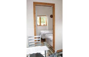 een kamer met een spiegel en een stoel en een slaapkamer bij Cozy Home In Visby With Wifi in Visby +3 foto's