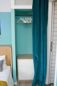 テッサロニキにあるMazi7thFloor #1の青い壁のベッドルーム1室(ベッド1台付)