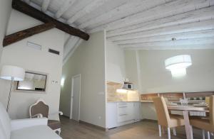 A kitchen or kitchenette at Apartamentos Turísticos Mirablanc