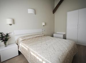 A bed or beds in a room at Apartamentos Turísticos Mirablanc