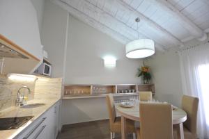 A kitchen or kitchenette at Apartamentos Turísticos Mirablanc