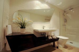 A bathroom at Apartamentos Turísticos Mirablanc