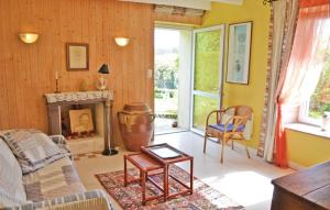 Posezení v ubytování Stunning Home In Plogastel St Germain