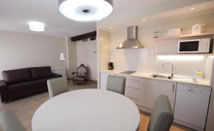 A kitchen or kitchenette at Apartamentos Turísticos Mirablanc
