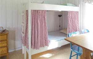 - une chambre avec des lits superposés et des rideaux roses dans l'établissement Amazing Home In Brunskog With Kitchen, à Brunskog