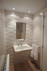 A bathroom at Apartamentos Turísticos Mirablanc