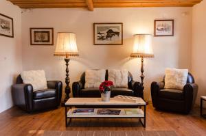 A seating area at Family B&B Le Vieux Chalet