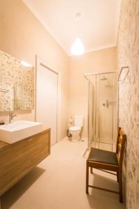 リスボンにあるClassic Lisbon Downtown Apartmentの洗面台、シャワー、トイレ付きのバスルーム +25枚の写真