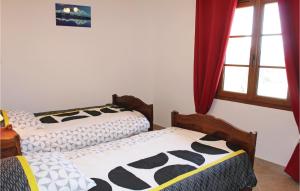 Ένα ή περισσότερα κρεβάτια σε δωμάτιο στο 2 Bedroom Awesome Home In Sigoyer +15 φωτογραφίες