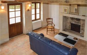 sala de estar con sofá y chimenea en 2 Bedroom Cozy Home In Cravant Les Cteaux, en Cravant-les-Coteaux