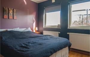 ヴィスビーにあるStunning Home In Visby With 3 Bedrooms And Wifiのベッドルーム1室(青いベッド1台、窓2つ付)