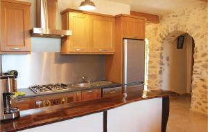 Η κουζίνα ή μικρή κουζίνα στο 2 Bedroom Awesome Home In Sigoyer