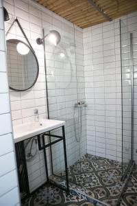 テッサロニキにあるMazi7thFloor #1のバスルーム(シンク、シャワー付)