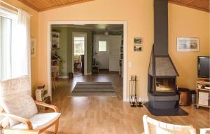 een woonkamer met een houtkachel in een kamer bij 4 Bedroom Stunning Home In Ljungby in Bolmstad
