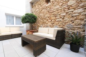 A seating area at Apartamentos Turísticos Mirablanc