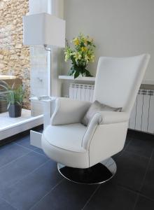 A seating area at Apartamentos Turísticos Mirablanc