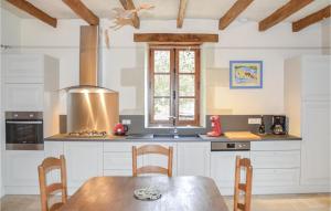 cocina con mesa de madera y fregadero en 2 Bedroom Cozy Home In Cravant Les Cteaux, en Cravant-les-Coteaux