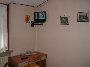 TV tai viihdekeskus majoituspaikassa Albergo Luca