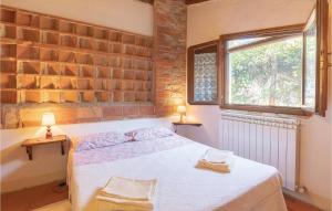 Un dormitorio con una cama y una pared de ladrillo. en La Spizzica 6, en Baccano