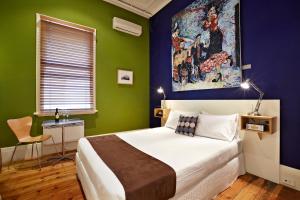 Postel nebo postele na pokoji v ubytování Tolarno Hotel