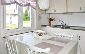 Kuchyň nebo kuchyňský kout v ubytování Cozy Home In motsfors With Kitchen