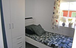 niewielka sypialnia z łóżkiem i oknem w obiekcie Nice Home In Sjtofta With Kitchen w mieście Sjötofta