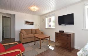 uma sala de estar com um sofá e uma televisão em Rodebo em Ljungskile