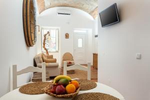 um quarto com uma tigela de fruta numa mesa em CASA DO SOL by Ammonite&Co em Olhão