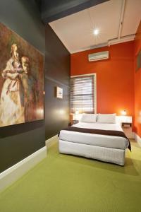 Postel nebo postele na pokoji v ubytování Tolarno Hotel