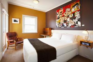 Postel nebo postele na pokoji v ubytování Tolarno Hotel