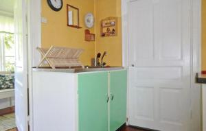 Dapur atau dapur kecil di Nice Home In Borgholm With Kitchen