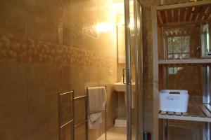 Koupelna v ubytování Archi Rooms + 30 fotografií