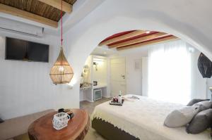 Televízia a/alebo spoločenská miestnosť v ubytovaní Naxos Island Escape Suites
