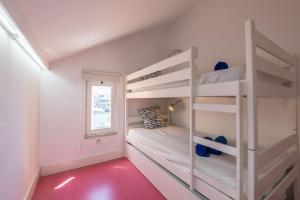 um quarto com beliches brancos e uma janela em LovelyStay - Two Bedroom Duplex at Vilamoura Marina em Vilamoura