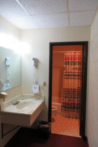 ein Bad mit einem Waschbecken und einer Dusche in der Unterkunft Grand Inn Fargo in Fargo