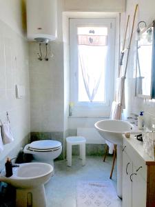 A bathroom at Heidi's Apartment