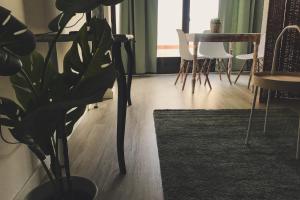 Habitación con mesa, sillas y planta en La Antigua Fonda en Hervás