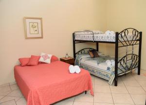 Uyuca Vista Family Villa في تيغوسيغالبا: غرفة نوم بسريرين بطابقين وسرير صغير