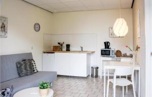 ein Wohnzimmer mit einem Sofa und einem Tisch in der Unterkunft Appartement 1 - De Eekhof in Hindeloopen
