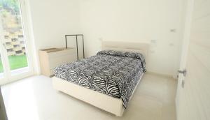 A bed or beds in a room at Appartamento Narciso - Facing lake Como Bellagio Wild Flowers